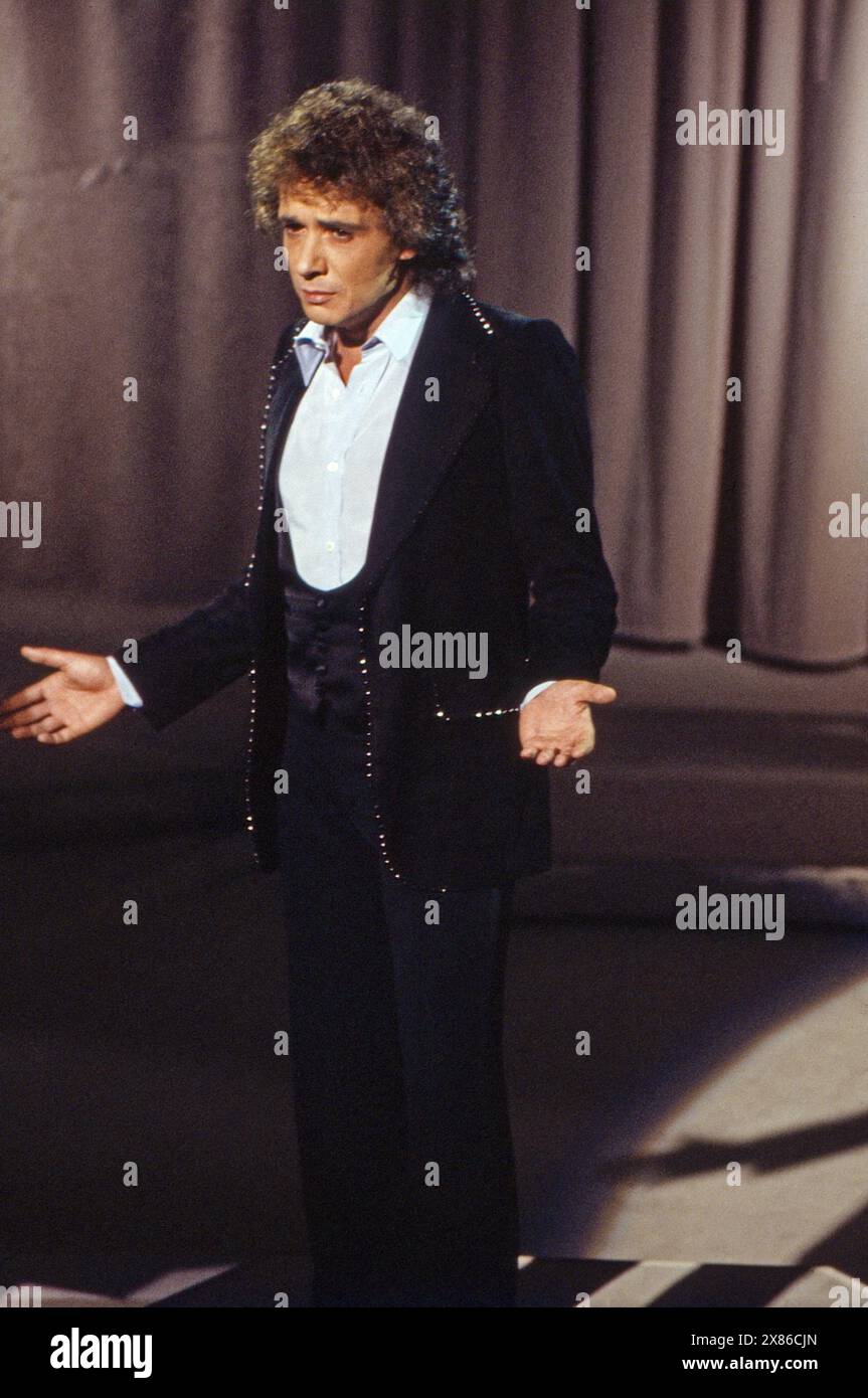 Französischer Sänger Michel Sardou singt BEI einem Auftritt in der Fernsehsendung 'mot', Deutschland 1978. Banque D'Images