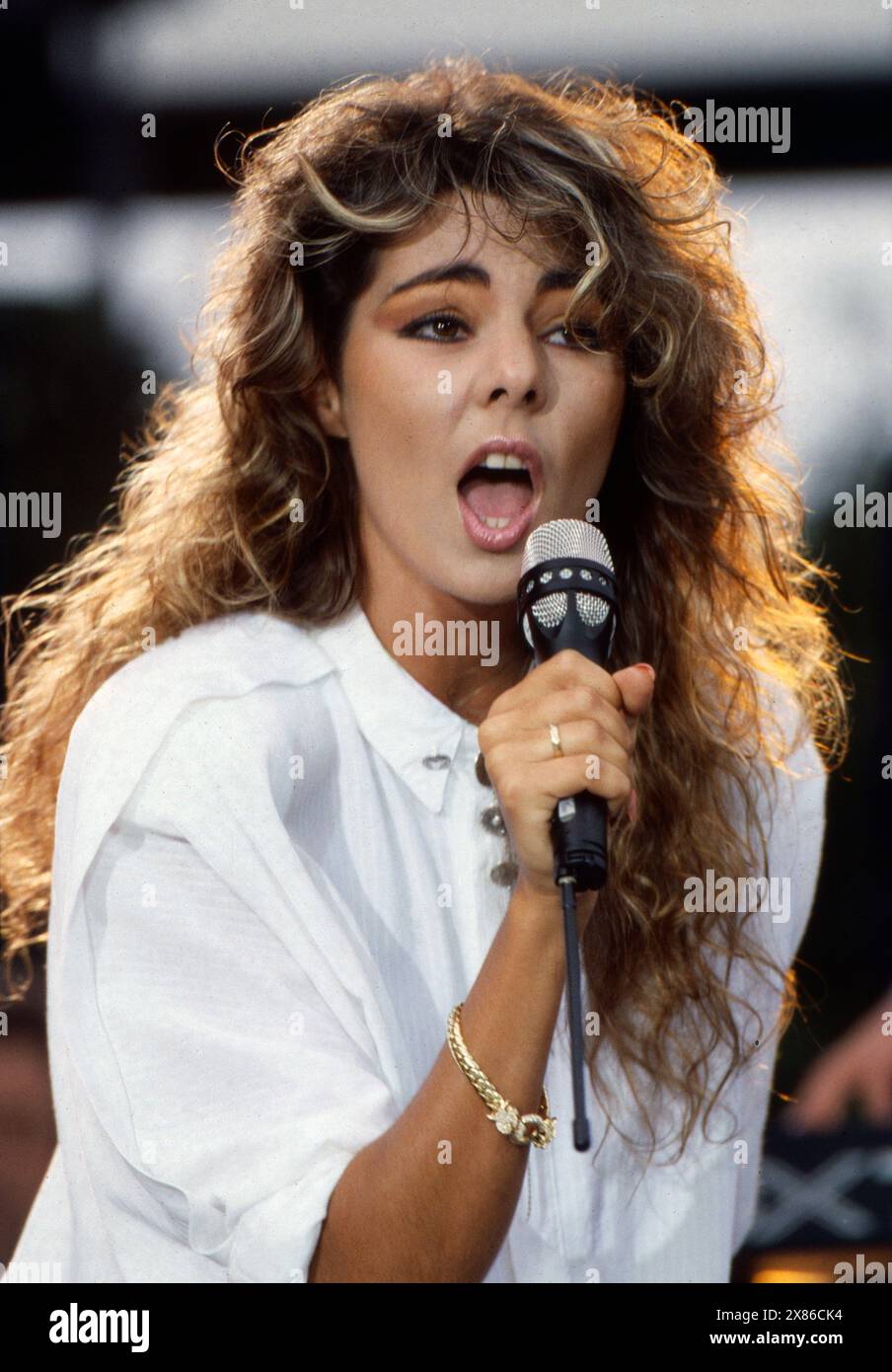 Sängerin Sandra singt BEI einem Auftritt in der ZDF Sommerhitparade, Deutschland 1988. Banque D'Images Sängerin Sandra singt BEI einem Auftritt in der ZDF Sommerhitparade, Deutschland 1988. Banque D'Images