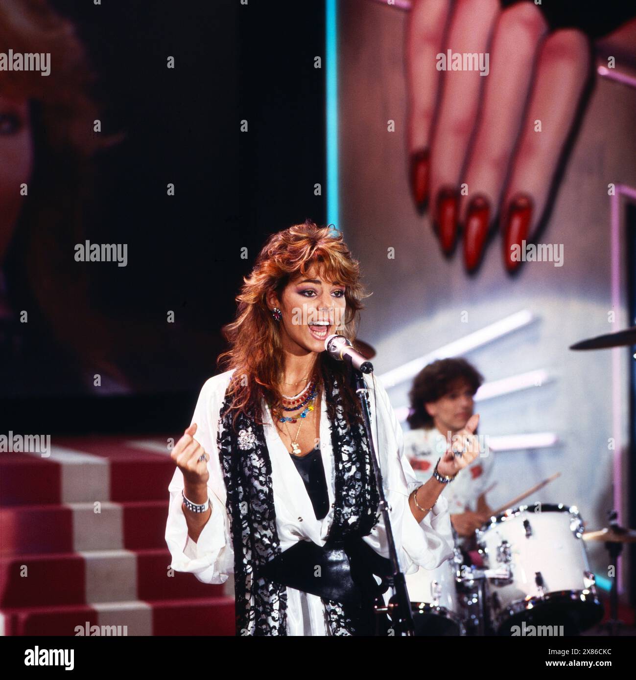 Sängerin Sandra BEI einem Auftritt in der Show 'P.I.T. - Peter Illmann Treff', Deutschland 1985. Banque D'Images Sängerin Sandra BEI einem Auftritt in der Show 'P.I.T. - Peter Illmann Treff', Deutschland 1985. Banque D'Images