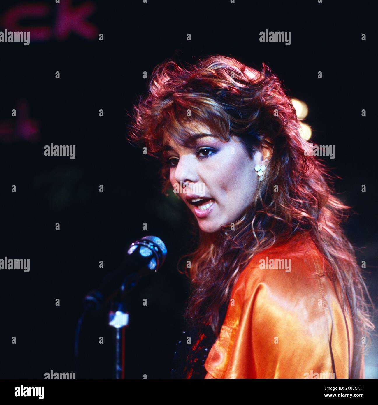 Sängerin Sandra, BEI einem Auftritt in der Show 'ZDF Fernsehgarten' in Mainz, Deutschland 1988. Banque D'Images Sängerin Sandra, BEI einem Auftritt in der Show 'ZDF Fernsehgarten' in Mainz, Deutschland 1988. Banque D'Images