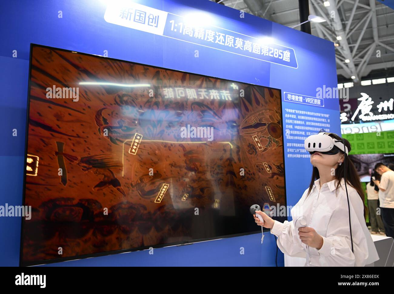 (240523) -- SHENZHEN, 23 mai 2024 (Xinhua) -- les gens expérimentent la beauté des grottes chinoises de Mogao avec un dispositif VR à un stand de Tecent à l'intérieur d'un pavillon dédié à l'innovation de l'industrie culturelle de la région de Guangdong-Hong Kong-Macao Greater Bay Area, lors de la 20ème Foire internationale des industries culturelles (ICIF) de Chine (Shenzhen) au Centre mondial d'exposition et de Convention de Shenzhen, Shenzhen, province du Guangdong du sud de la Chine, 23 mai 2024. Le 20ème ICIF a ouvert ici jeudi. Selon les organisateurs, l'événement de cinq jours organisé simultanément hors ligne et en ligne a attiré plus de 6 000 gouvernm Banque D'Images