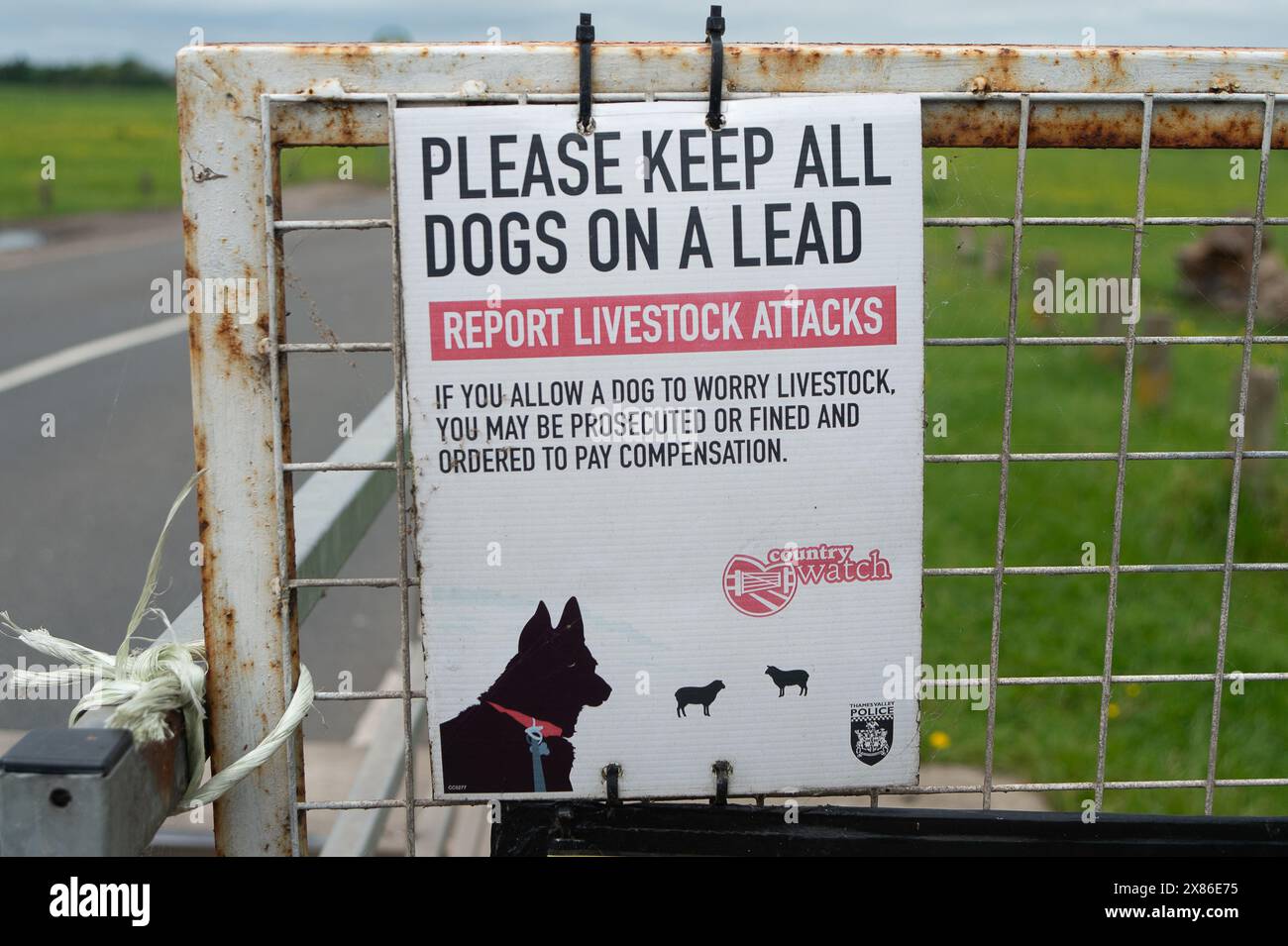 Dorney, Buckinghamshire, Royaume-Uni. 23 mai 2024. Un panneau sur la porte pour Dorney Common rappelant aux marcheurs de garder leurs chiens en laisse. Dorney Common est Common Land où les roturiers ont le droit de faire paître du bétail depuis plus de 1 000 ans. Crédit : Maureen McLean/Alamy Banque D'Images