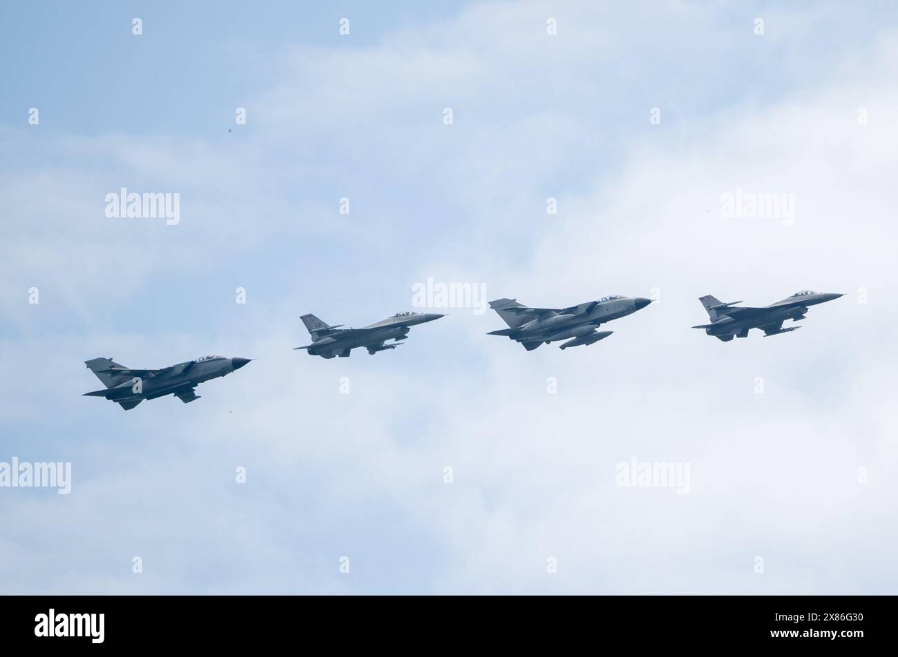 23 mai 2024, Rhénanie-Palatinat, Spangdahlem : deux F-16 américains et deux Tornados survolant la base aérienne de Spangdahlem. La 52e escadre de chasse de la base aérienne a célébré le premier vol du F-16 Falcon en février 1974. Photo : Harald Tittel/dpa Banque D'Images