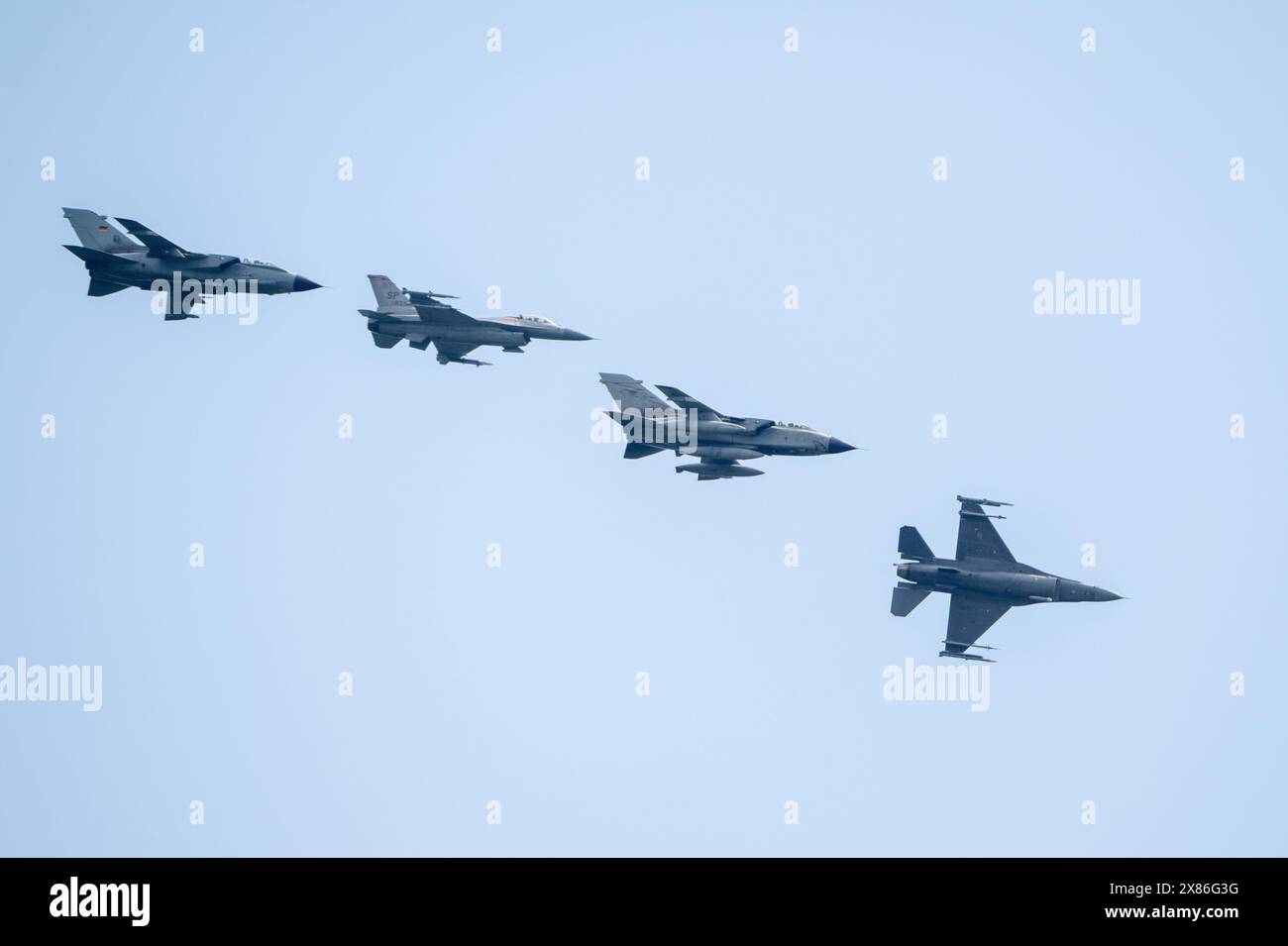 23 mai 2024, Rhénanie-Palatinat, Spangdahlem : deux F-16 américains et deux Tornados survolant la base aérienne de Spangdahlem. La 52e escadre de chasse de la base aérienne a célébré le premier vol du F-16 Falcon en février 1974. Photo : Harald Tittel/dpa Banque D'Images