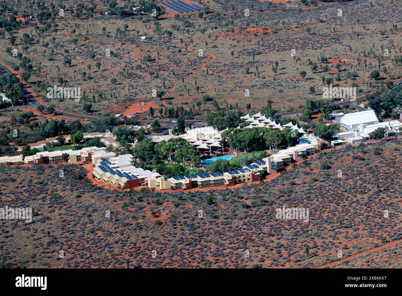 Gros plan vue aérienne de Yulara montrant le complexe hôtelier. Banque D'Images