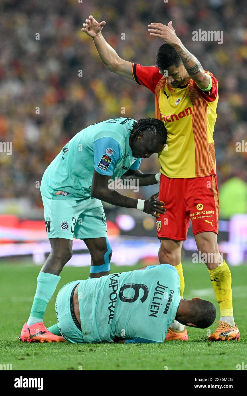 Christopher Jullien (6 ans) de Montpellier couchant blessé avec Florian Sotoca (7 ans) de RC Lens réagissant lors du match de Ligue 1 Uber Eats 34 de la saison 2023-2024 entre le Racing Club de Lens et le Montpellier Herault Sport Club le 19 mai 2024 à Lens, France. (Photo de David Catry / Sportpix ) Banque D'Images