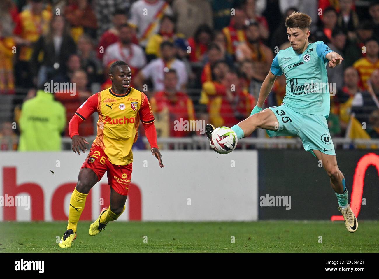 Nampalys Mendy (26) du RC Lens et Lucas Mincarelli-Davin (35) de Montpellier photographiés lors du match de Ligue 1 Uber Eats 34 de la saison 2023-2024 entre le Racing Club de Lens et le Montpellier Herault Sport Club le 19 mai 2024 à Lens, France. (Photo de David Catry / Sportpix ) Banque D'Images