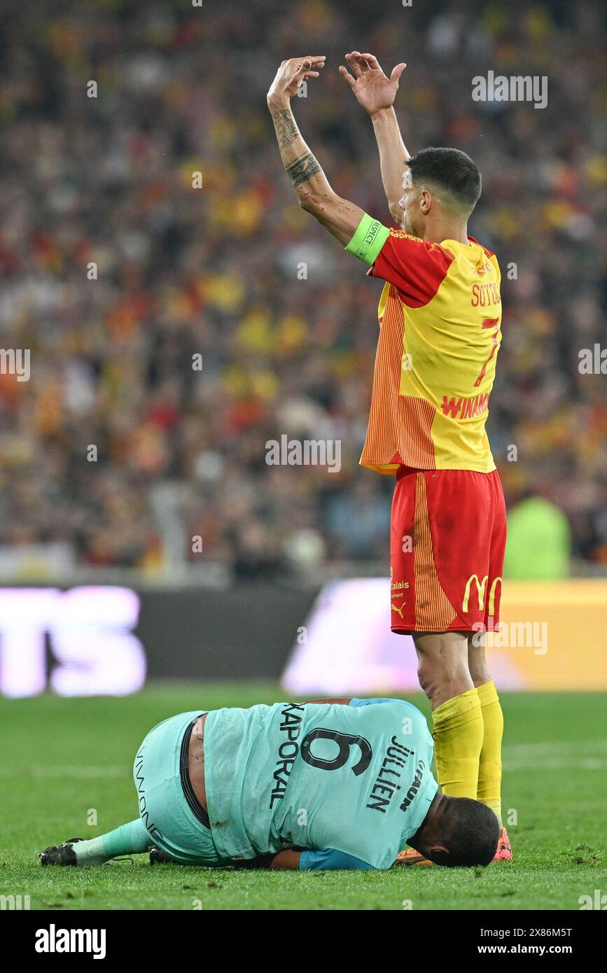Christopher Jullien (6 ans) de Montpellier couchant blessé avec Florian Sotoca (7 ans) de RC Lens réagissant lors du match de Ligue 1 Uber Eats 34 de la saison 2023-2024 entre le Racing Club de Lens et le Montpellier Herault Sport Club le 19 mai 2024 à Lens, France. (Photo de David Catry / Sportpix ) Banque D'Images