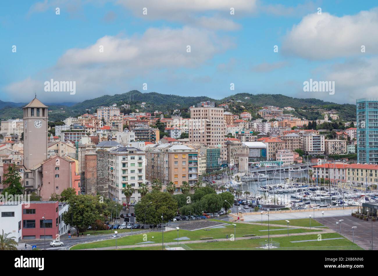 Savone, Liturgia, Italie. Vue sur la ville de Savone depuis la forteresse Priamar. Banque D'Images