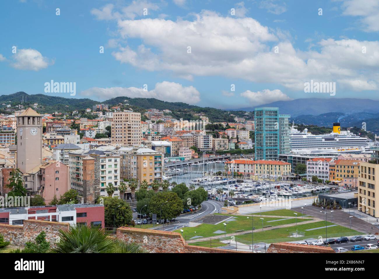 Savone, Liturgia, Italie. Vue sur la ville de Savone depuis la forteresse Priamar. Banque D'Images