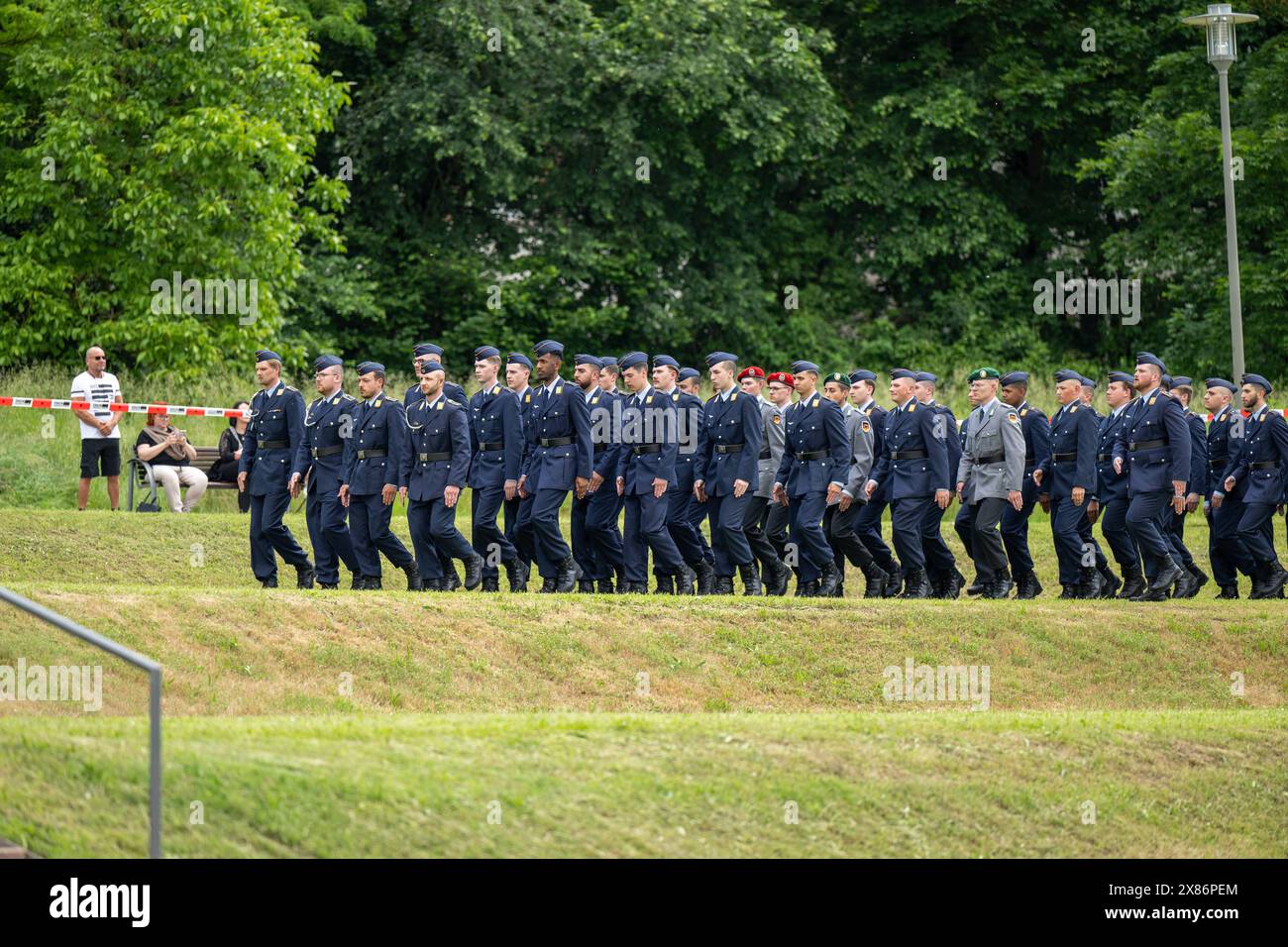 öffentliches Gelöbnis der Bundeswehr in Germersheim Gesellschaft, Deutschland, Rhénanie-Palatinat, Germersheim, Stadtpark Fronte Lamotte, 23 mai. Etwa 240 Rekrutinnen und Rekruten der Bundeswehr nehmen an einer feierlichen Gelöbniszeremonie bzw. Vereidigung teil. *** Engagement public de la Bundeswehr dans la Société de Germersheim, Allemagne, Rhénanie-Palatinat, Germersheim, Parc municipal de Fronte Lamotte, 23 mai environ 240 recrues de la Bundeswehr participent à une cérémonie d'engagement solennel ou de prestation de serment Banque D'Images