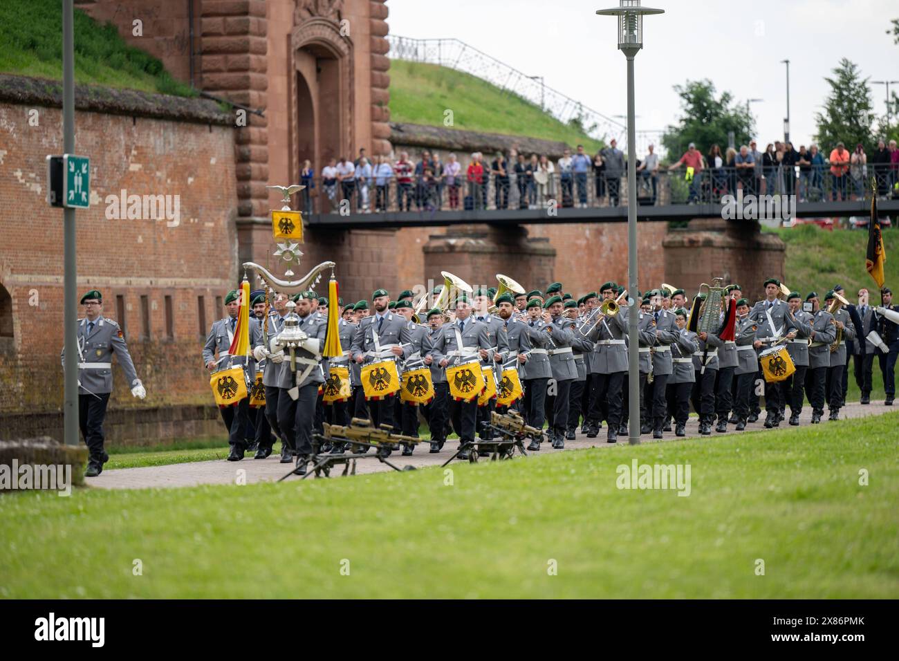 öffentliches Gelöbnis der Bundeswehr in Germersheim Gesellschaft, Deutschland, Rhénanie-Palatinat, Germersheim, Stadtpark Fronte Lamotte, 23 mai. Etwa 240 Rekrutinnen und Rekruten der Bundeswehr nehmen an einer feierlichen Gelöbniszeremonie bzw. Vereidigung teil. *** Engagement public de la Bundeswehr dans la Société de Germersheim, Allemagne, Rhénanie-Palatinat, Germersheim, Parc municipal de Fronte Lamotte, 23 mai environ 240 recrues de la Bundeswehr participent à une cérémonie d'engagement solennel ou de prestation de serment Banque D'Images