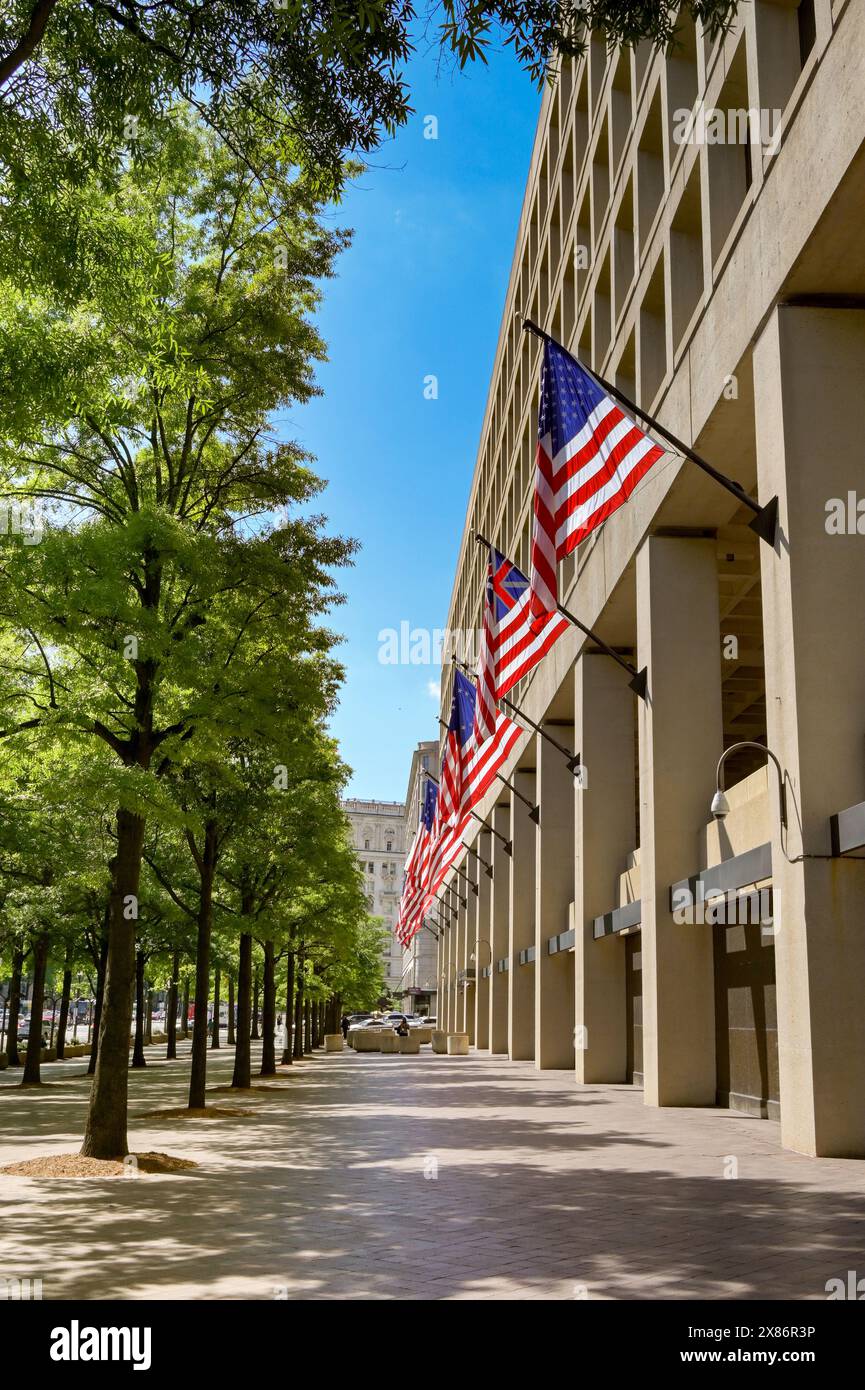 Washington DC, États-Unis - 2 mai 2024 : drapeau national Stars and Stripes flottant à l'avant du siège du FBI dans le bâtiment J Edgar Hoover Banque D'Images