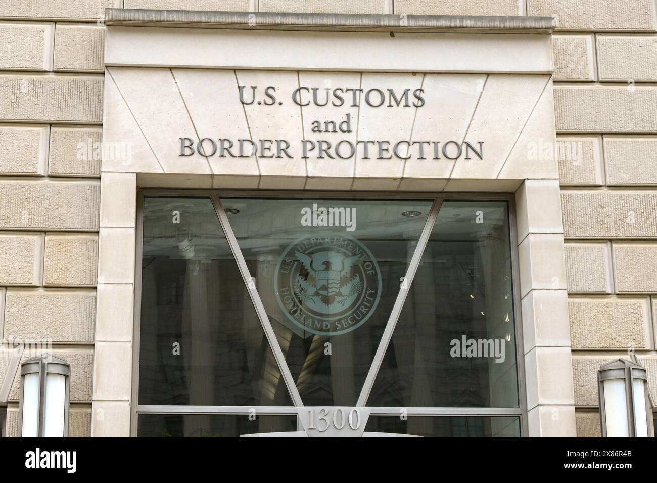 Washington DC, États-Unis - 3 mai 2024 : entrée aux bureaux des douanes et de la protection des frontières des États-Unis, qui font partie du Département de la sécurité intérieure Banque D'Images