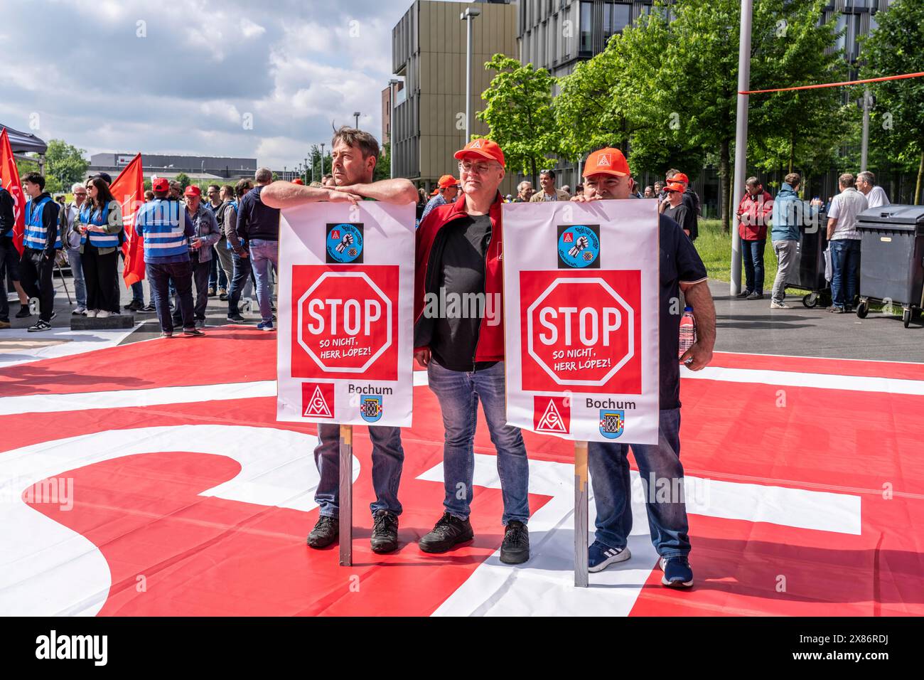 Manifestation de plusieurs milliers de métallurgistes devant le siège de ThyssenKrupp à Essen, contre les suppressions massives d'emplois, suite au participat Banque D'Images