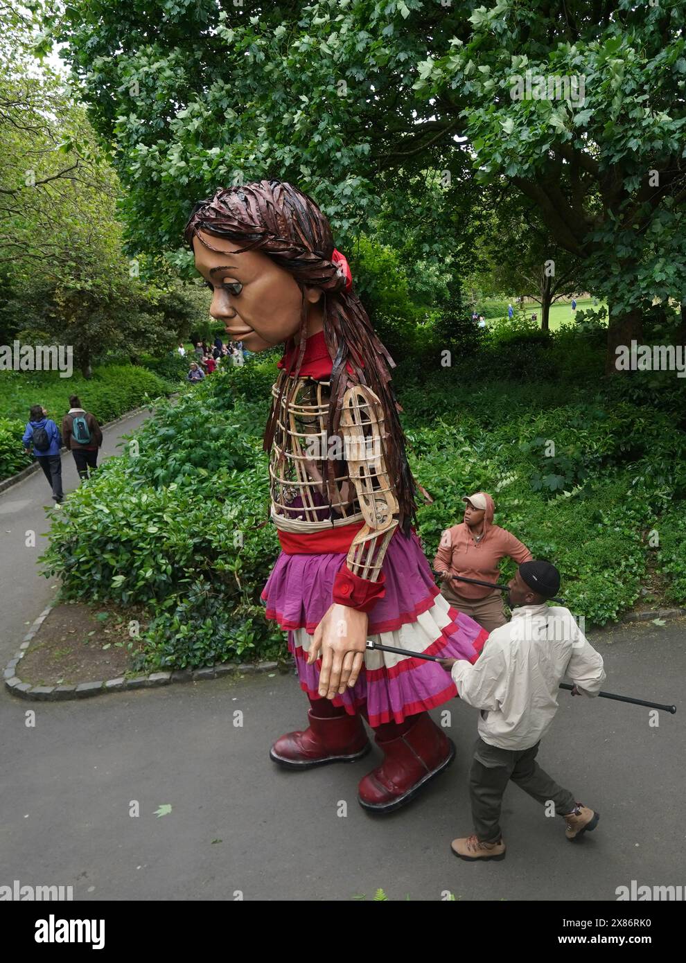 Little Amal, marionnette de 12 pieds de haut d’un réfugié syrien de dix ans, qui représente tous les enfants fuyant la guerre, la violence et la persécution, sur Merrion Square au Festival international de littérature de Dublin. Date de la photo : jeudi 23 mai 2024. Banque D'Images