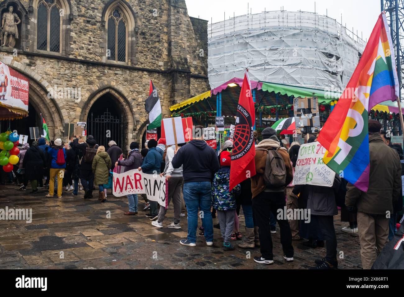 marche des centaines de personnes en soutien aux Palestiniens, 16 décembre 2023, Southampton, Royaume-Uni Banque D'Images