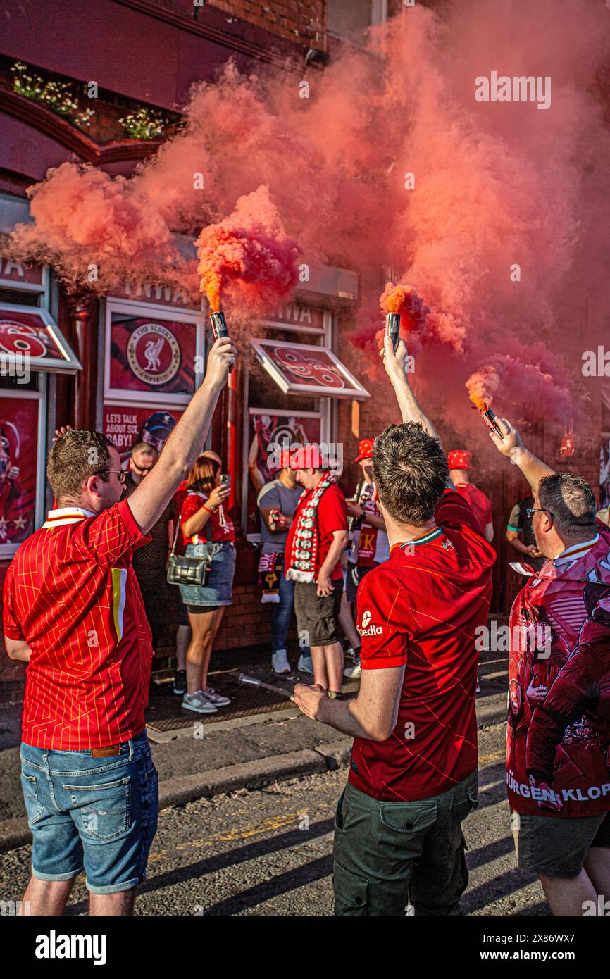 LIVERPOOL, ANGLETERRE - 19 MAI : les fans du Liverpool Football Club célèbrent le match de premier League au stade Anfield Banque D'Images