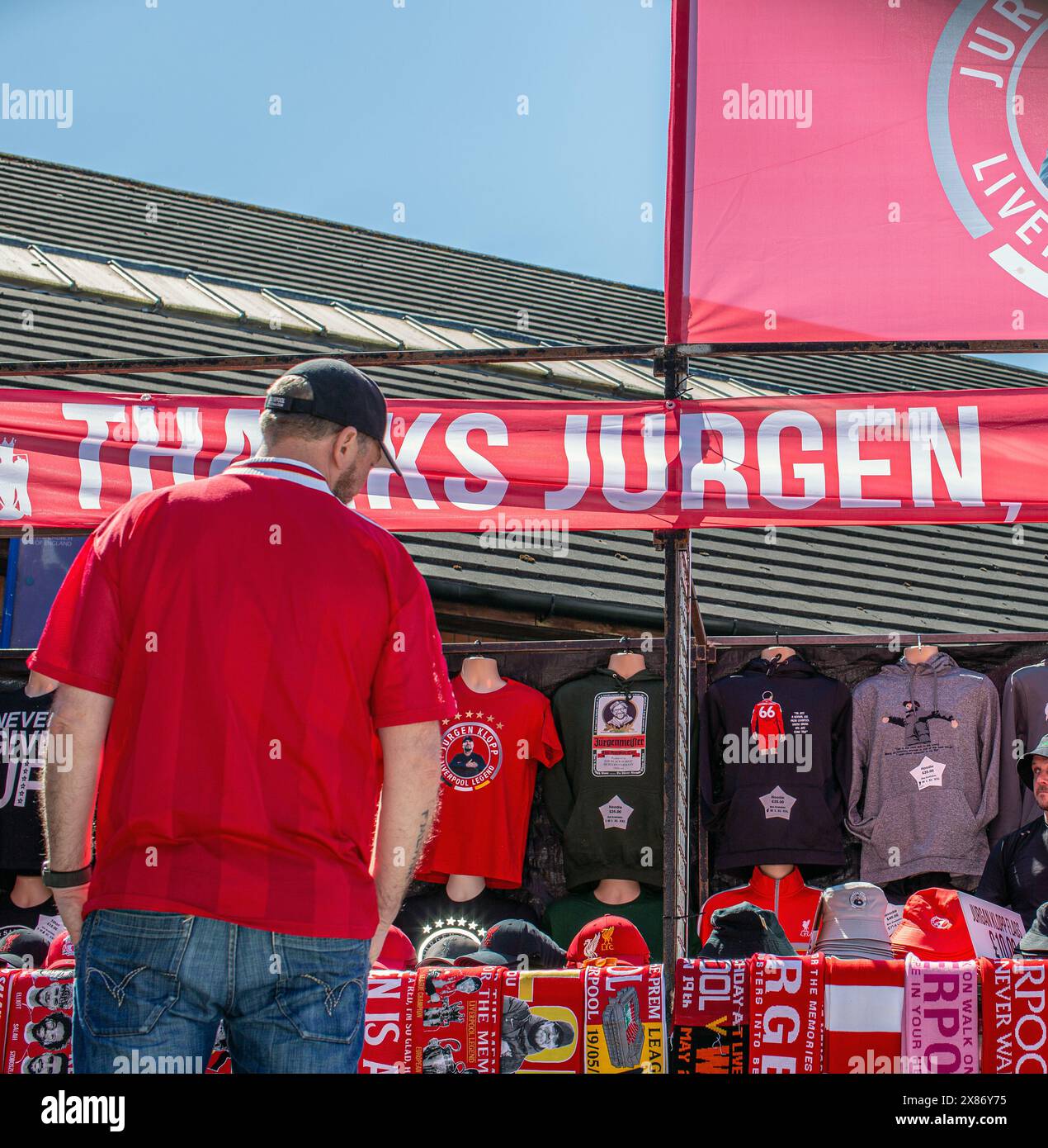 La marchandise montrant le manager allemand de Liverpool, Jurgen Klopp, est vue en vente à l'extérieur du Ground Anfield à Liverpool Banque D'Images