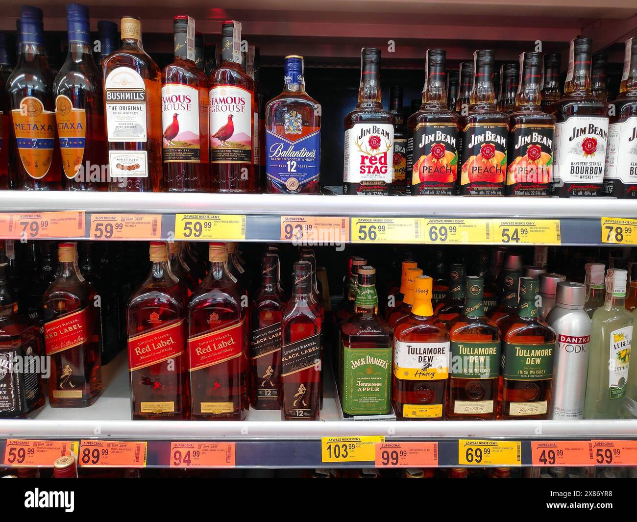 VARSOVIE, POLOGNE - 9 MAI 2023 : Prix du whisky et du bourbon dans un supermarché Biedronka à Varsovie, Pologne. Banque D'Images