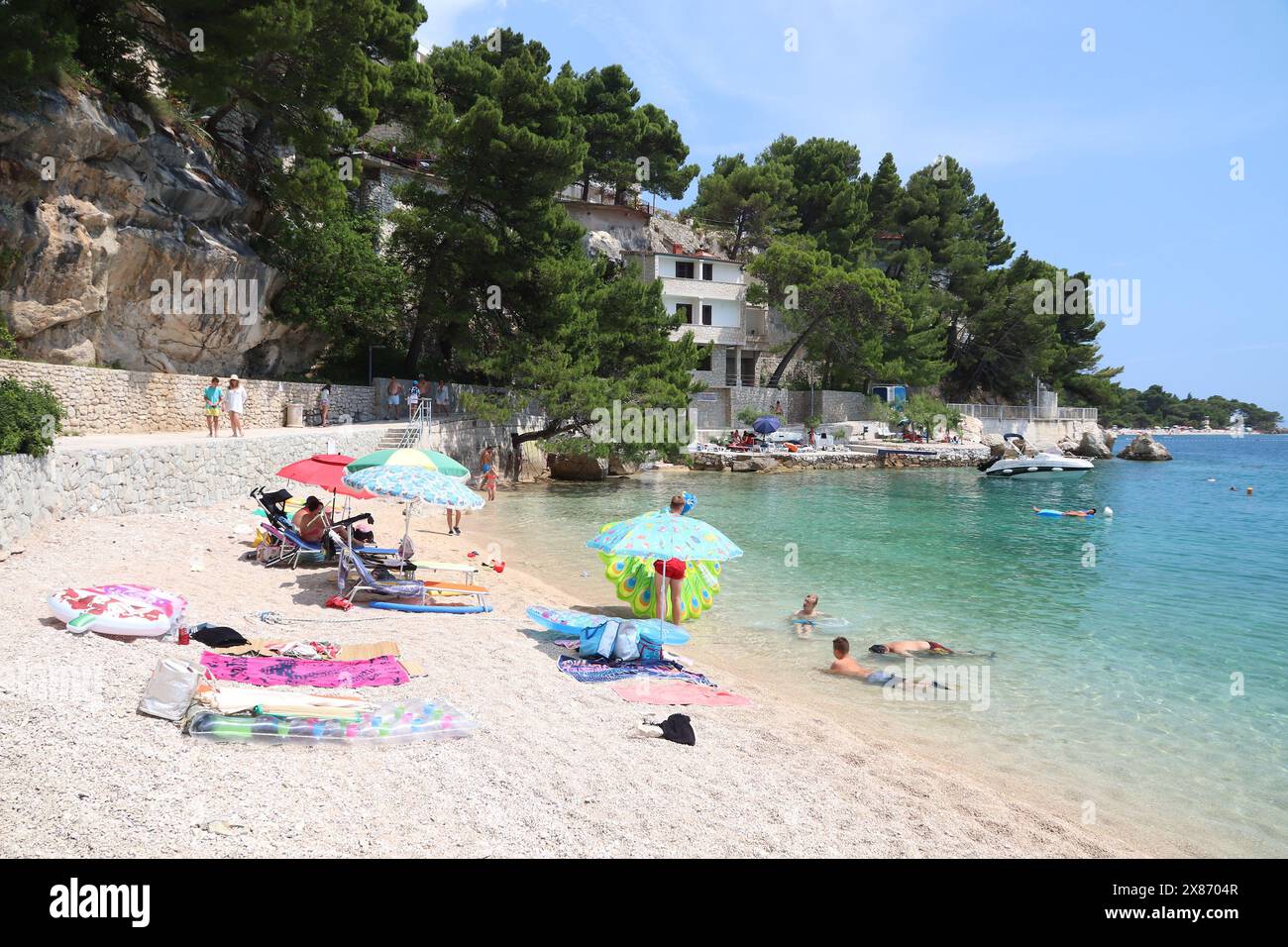 Split, CROATIE - le 18 juin 2019 : les gens passer des vacances à Brela resort town dans la région de Makarska Riviera Région de la Dalmatie, Croatie. Banque D'Images