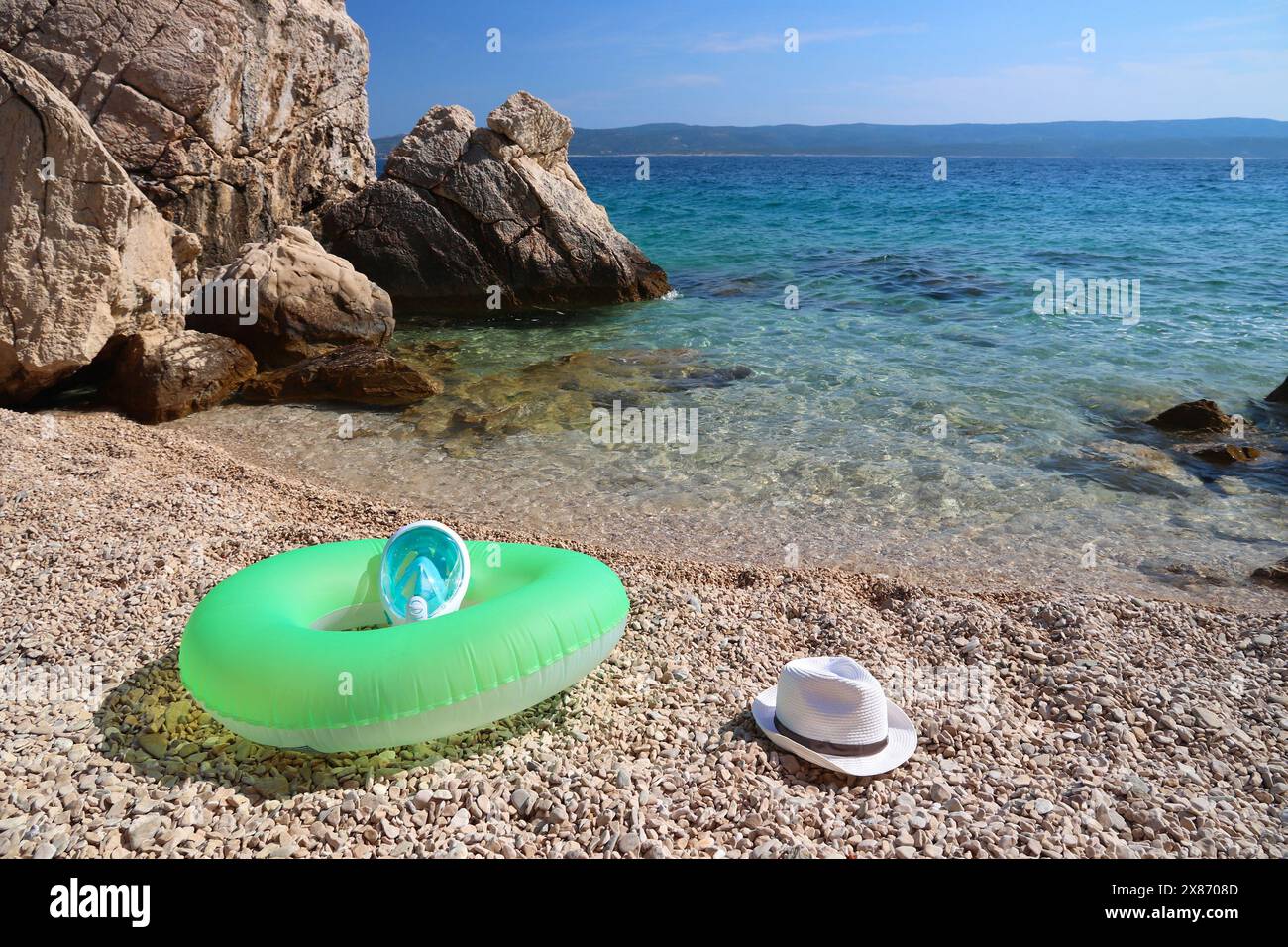 Croatie vacances d'été temps ensoleillé. Équipement de plage à Marusici plage - mer Adriatique (région de Makarska Riviera). Roue gonflable, masque de plongée et Banque D'Images