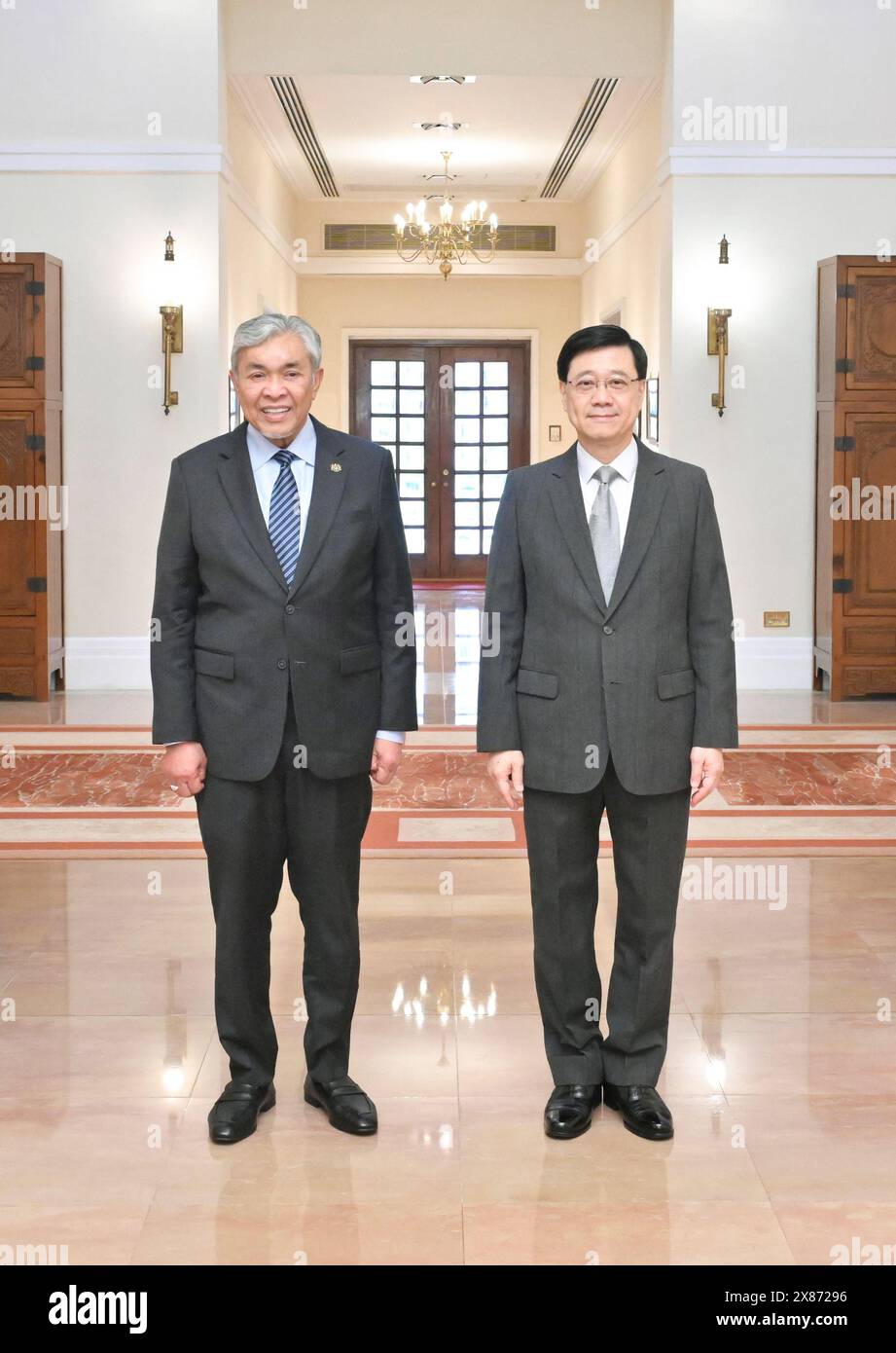 (240523) -- HONG KONG, 23 mai 2024 (Xinhua) -- John Lee, directeur général de la région administrative spéciale de Hong Kong (RASHK), rencontre le vice-premier ministre I et ministre du développement rural et régional de Malaisie Dato' Seri Dr Ahmad Zahid bin Hamidi à Hong Kong, dans le sud de la Chine, le 23 mai 2024. Hong Kong est déterminé à devenir un centre international pour l'enseignement postsecondaire et plus d'étudiants de Malaisie sont les bienvenus pour étudier à Hong Kong, a déclaré John Lee jeudi. (Xinhua) Banque D'Images