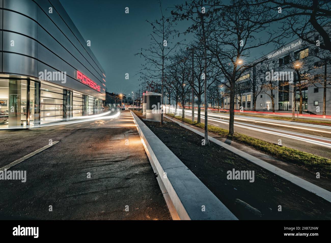 Vue de la Porsche Design Tower Stuttgart et de la Mercedes Benz Bank Stuttgart la nuit Banque D'Images