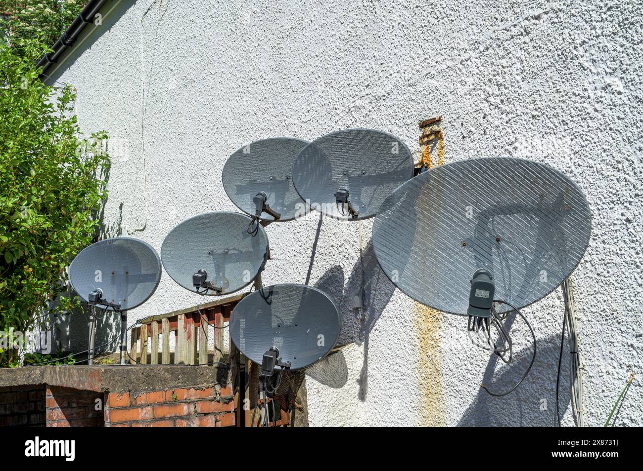 Antennes paraboliques Sky sur un mur extérieur, Royaume-Uni, Europe Banque D'Images