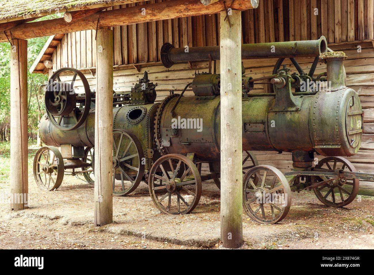 Un Locomobile est une machine à vapeur avec un four et une chaudière dans laquelle l'eau est transformée en vapeur. Tous les équipements se trouvent sur le châssis. Objectif pour tourner a Thr Banque D'Images