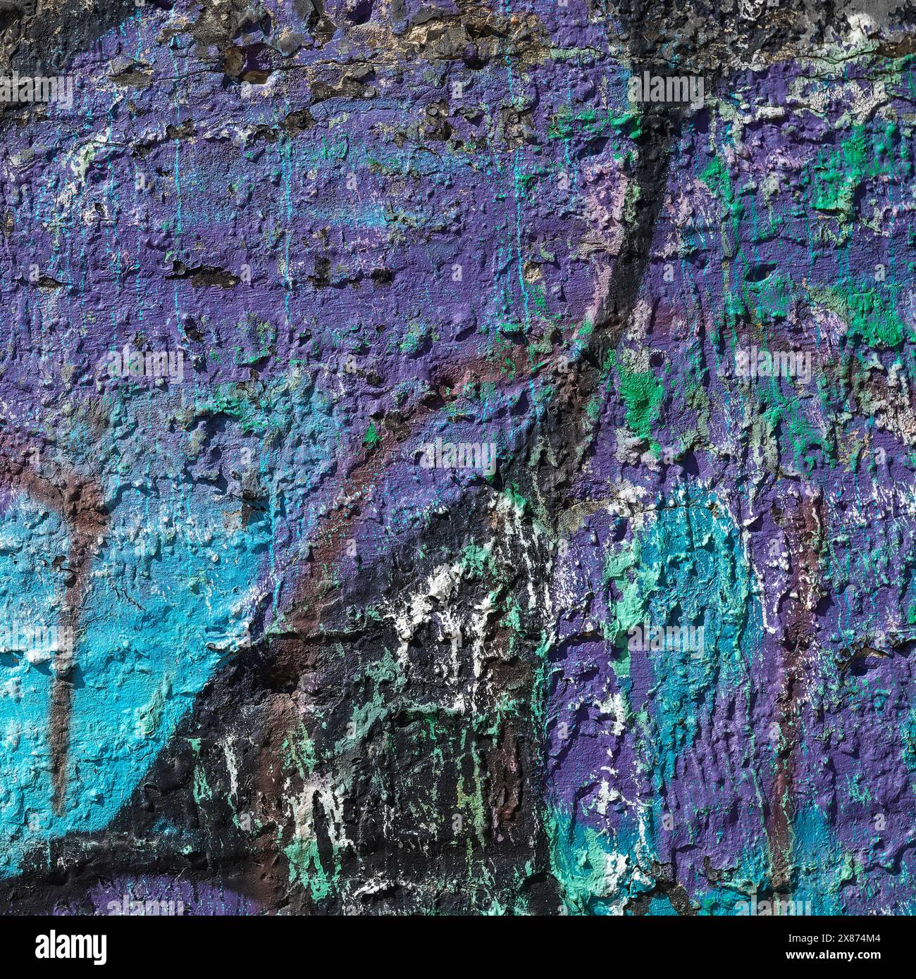 Peinture égouttée colorée violette brillante sur fond de mur de béton ancien. Coups de pinceau naturels et ciment rugueux texturé. Photo carrée. Banque D'Images
