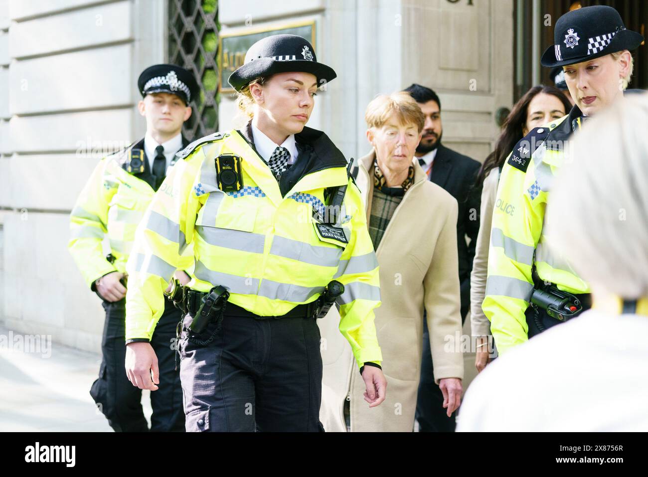 Londres Aldwych 23 mai 2024 Paula Vennells, ancienne directrice générale du groupe Post Office Ltd, quitte Aldwych House entourée de la police et de la sécurité, après son deuxième jour d'interrogatoire cette semaine dans la Post Office Inquiry. BridgetCatterall/AlamyLiveNews Banque D'Images