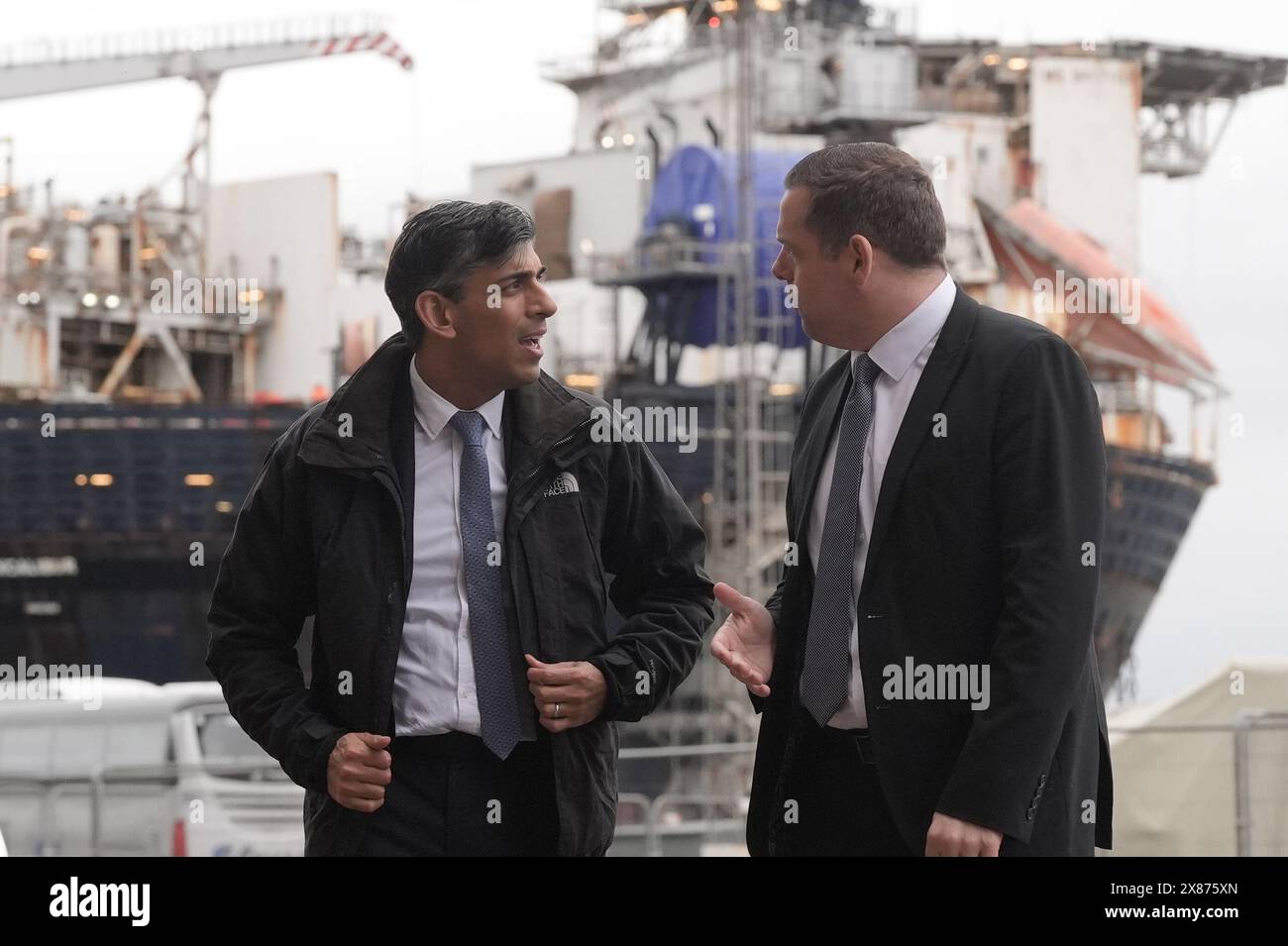 Le premier ministre Rishi Sunak et le chef conservateur écossais Douglas Ross arrivent au Global Energy Group dans le port de Nigg près d'Inverness, en Écosse, alors qu'ils sont sur la piste de la campagne électorale générale. Date de la photo : jeudi 23 mai 2024. Banque D'Images