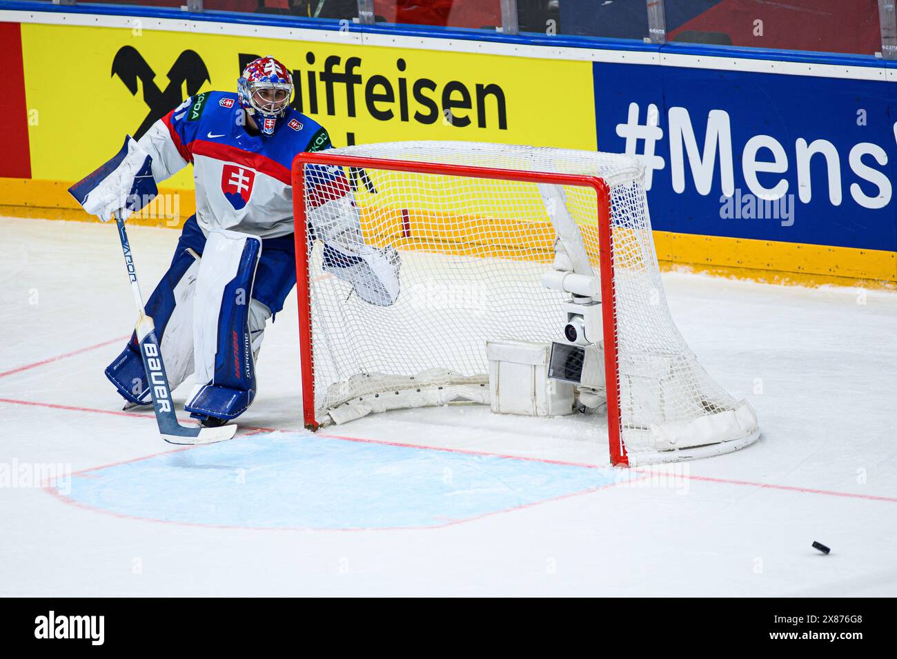 PRAGUE, RÉPUBLIQUE TCHÈQUE - 23 MAI 2024:Mascot Bob. Le match du Championnat mondial de hockey sur glace 2024 de l’IIHF Canada contre la Slovaquie à l’O2 Arena Banque D'Images