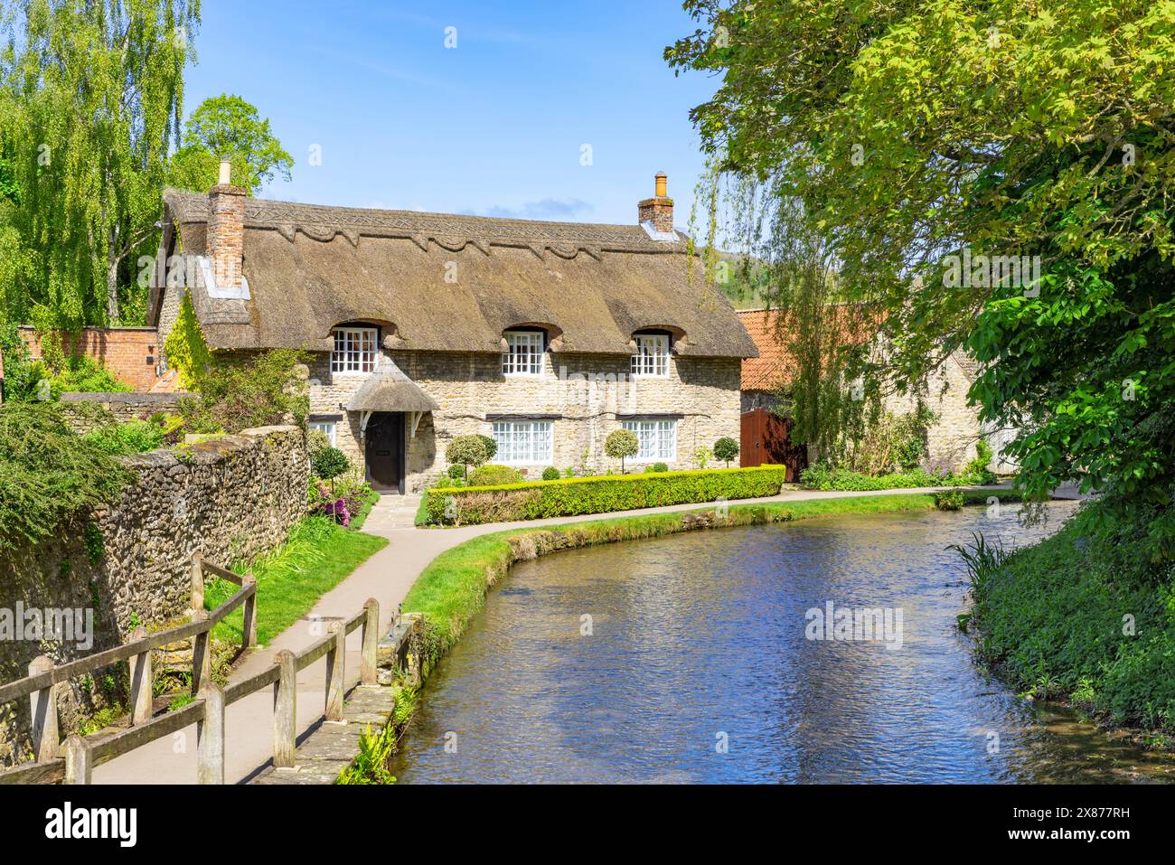 Thornton-le-Dale chaume cottage et Thornton Beck à Thornton le Dale North Yorkshire Angleterre GB Europe - british chaume cottage angleterre Banque D'Images