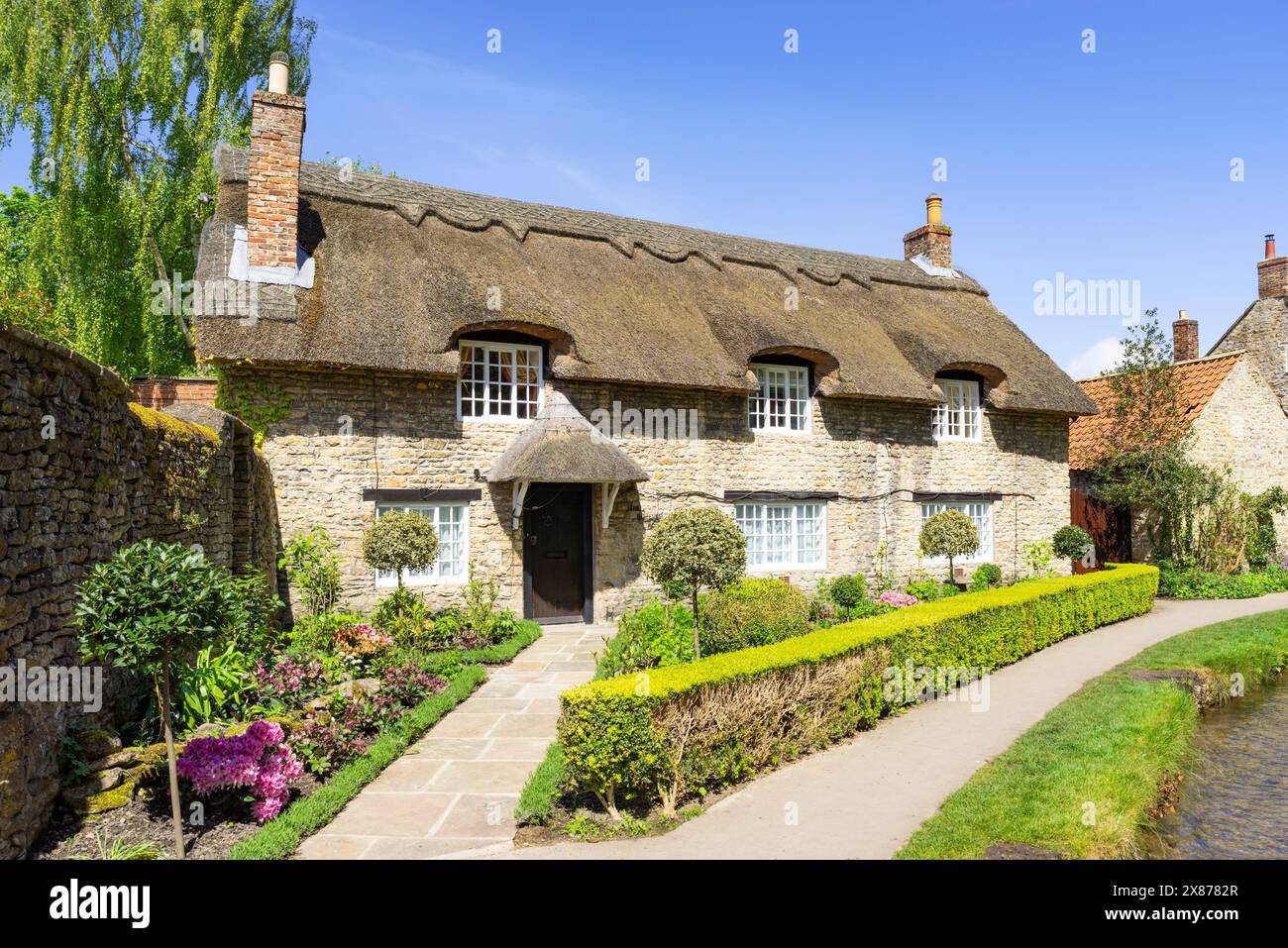 Thornton-le-Dale chaume cottage et Thornton Beck à Thornton le Dale North Yorkshire Angleterre GB Europe - british chaume cottage angleterre Banque D'Images