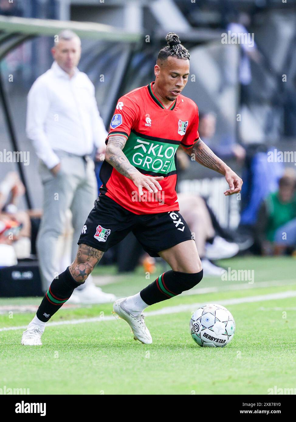 Nimègue, pays-Bas. 23 mai 2024. NIMÈGUE, PAYS-BAS - 23 MAI : Tjaronn Chery de NEC court avec le ballon lors du match de demi-finale des Play offs de la Ligue européenne entre NEC et Go Ahead Eagles au Goffertstadion le 23 mai 2024 à Nimègue, pays-Bas. (Photo de Henny Meyerink/BSR Agency) crédit : BSR Agency/Alamy Live News Banque D'Images