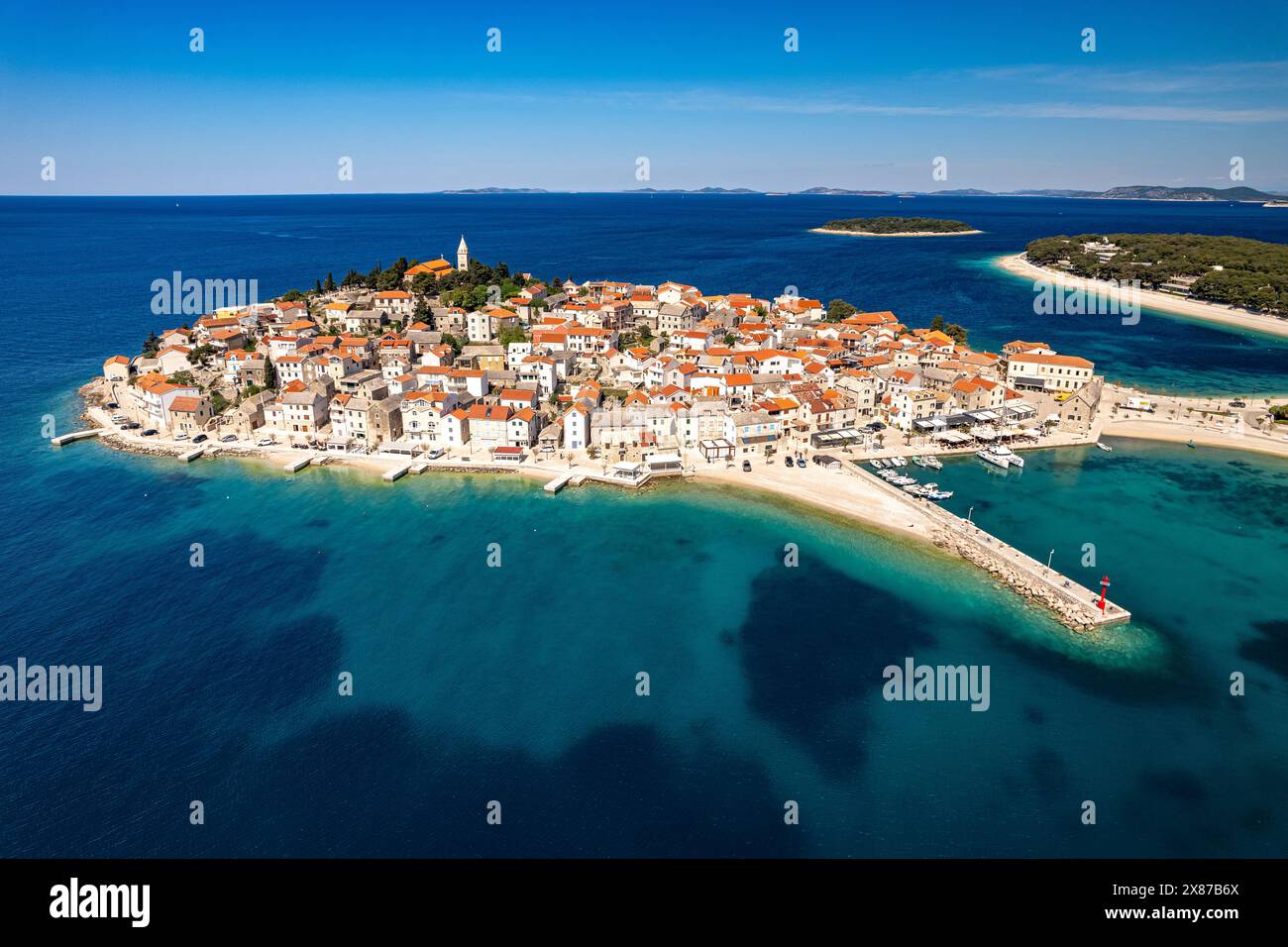 Die Halbinsel mit der Altstadt von Primosten aus der Luft gesehen, Kroatien, Europa Banque D'Images