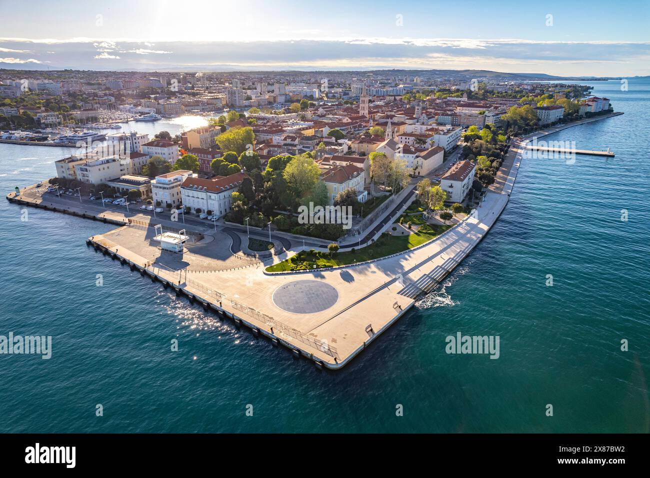 Meeresorgel, Solarinstallation Gruss an die sonne und die Altstadt von Zadar aus der Luft gesehen, Kroatien, Europa Banque D'Images