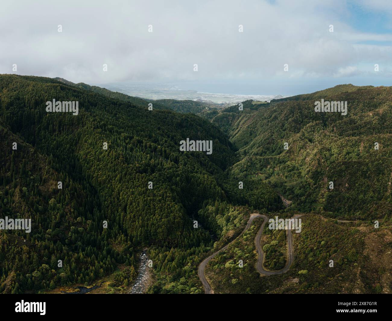 Chute d'eau Lombadas avec des montagnes verdoyantes à San Miguel, Portugal Banque D'Images