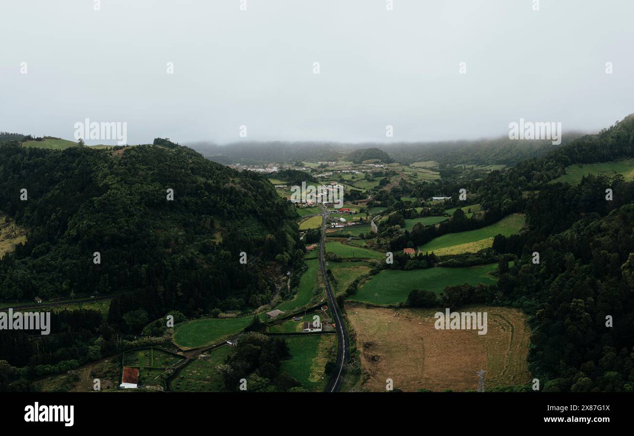 Île des Açores avec champ vert à San Miguel, Portugal Banque D'Images