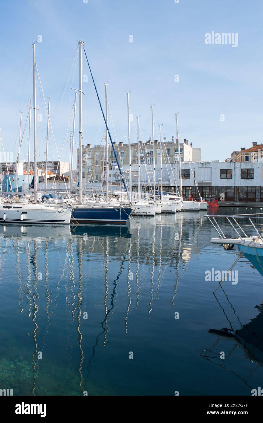 Zadar, Croatie - 07 mars 2021 : voiliers de luxe dans la marina ; tourisme nautique ; réflexion dans la mer Banque D'Images Zadar, Croatie - 07 mars 2021 : voiliers de luxe dans la marina ; tourisme nautique ; réflexion dans la mer Banque D'Images
