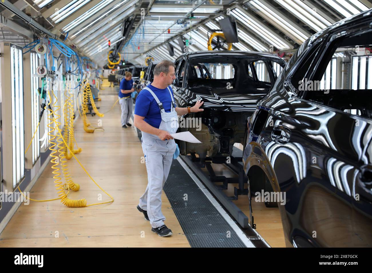 Wolfsburg Niedersachsen Wolfsburg, 23.05.2024, Volkswagen Werk Wolfsburg, VW Golf und VW Tiguan Produktion. Die Endkontrolle des fertig lackierten VW Tiguans. *** Wolfsburg basse-Saxe Wolfsburg, 23 05 2024, Volkswagen usine Wolfsburg, VW Golf et VW Tiguan production L'inspection finale du VW Tiguan peint Banque D'Images