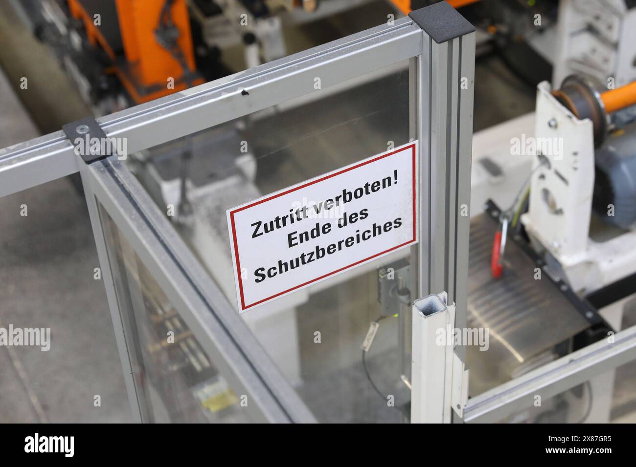 Wolfsburg Niedersachsen Wolfsburg, 23.05.2024, Volkswagen Werk Wolfsburg, VW Golf und VW Tiguan Produktion, ein Warnschild. *** Wolfsburg basse-Saxe Wolfsburg, 23 05 2024, Volkswagen usine Wolfsburg, VW Golf et VW Tiguan production, un panneau d'avertissement Banque D'Images