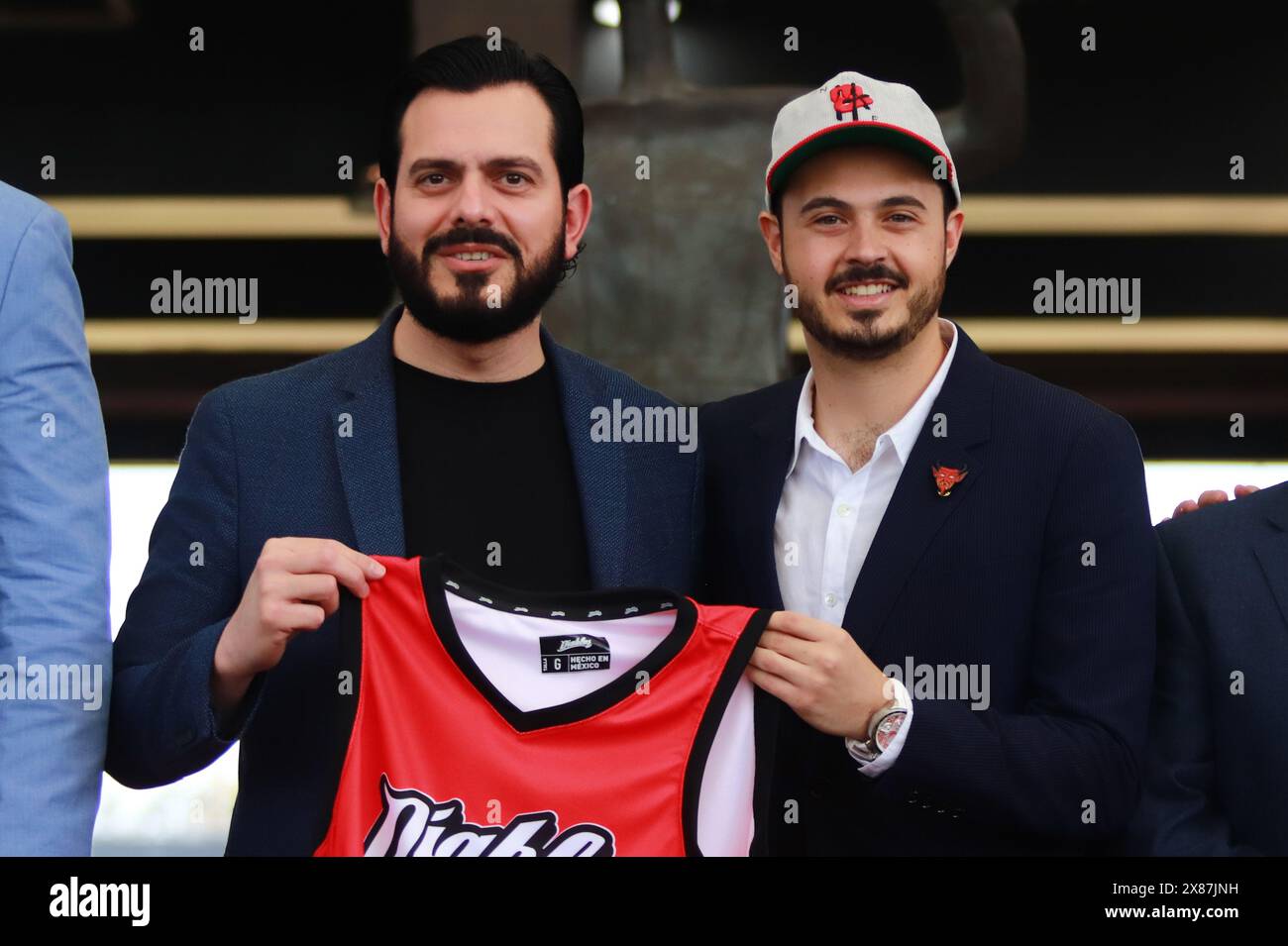 Mexico, Ciudad de Mexico, Mexique. 22 mai 2024. Sergio Ganem, président de la National Professional Basketball League (LNPB) et Santiago Harp GraÃ±, vice-président exécutif de Diablos Rojos, exposant le maillot de basket-ball Diablos Rojos lors de la présentation de l'équipe de basket-ball Diablos Rojos dans la National Professional Basketball League (LNBP), au stade Alfredo Harp HelÃº. Le 22 mai 2024 à Mexico, Mexique. (Crédit image : © Carlos Santiago/eyepix via ZUMA Press Wire) USAGE ÉDITORIAL SEULEMENT! Non destiné à UN USAGE commercial ! Banque D'Images