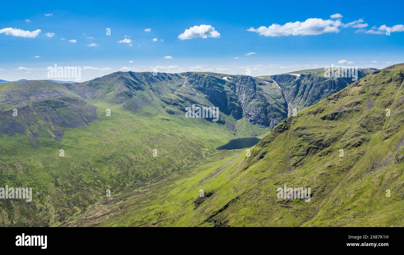 Royaume-Uni, Écosse, Green Valley dans les montagnes Cairngorm Banque D'Images