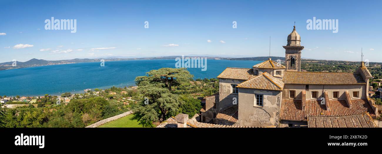 Église Santo Stefano en face du lac Bracciano, Rome, Latium, Italie Banque D'Images