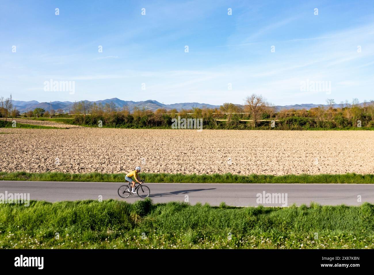 Homme cycliste près du champ en Ombrie, Italie Banque D'Images