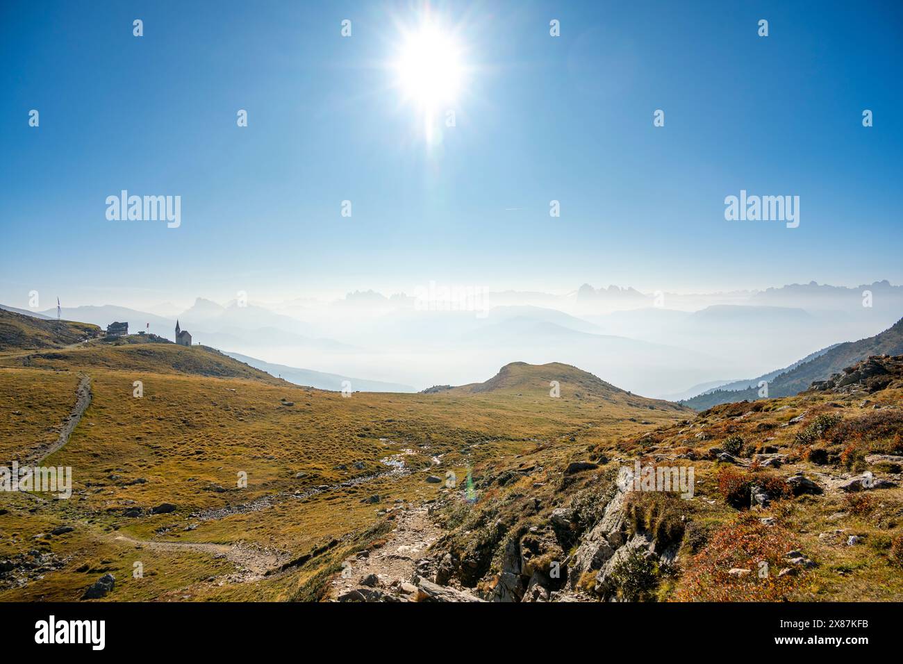 Italie, Tyrol du Sud, soleil brille sur le site de pèlerinage de Latzfons Cross dans les Alpes de Sarntal Banque D'Images