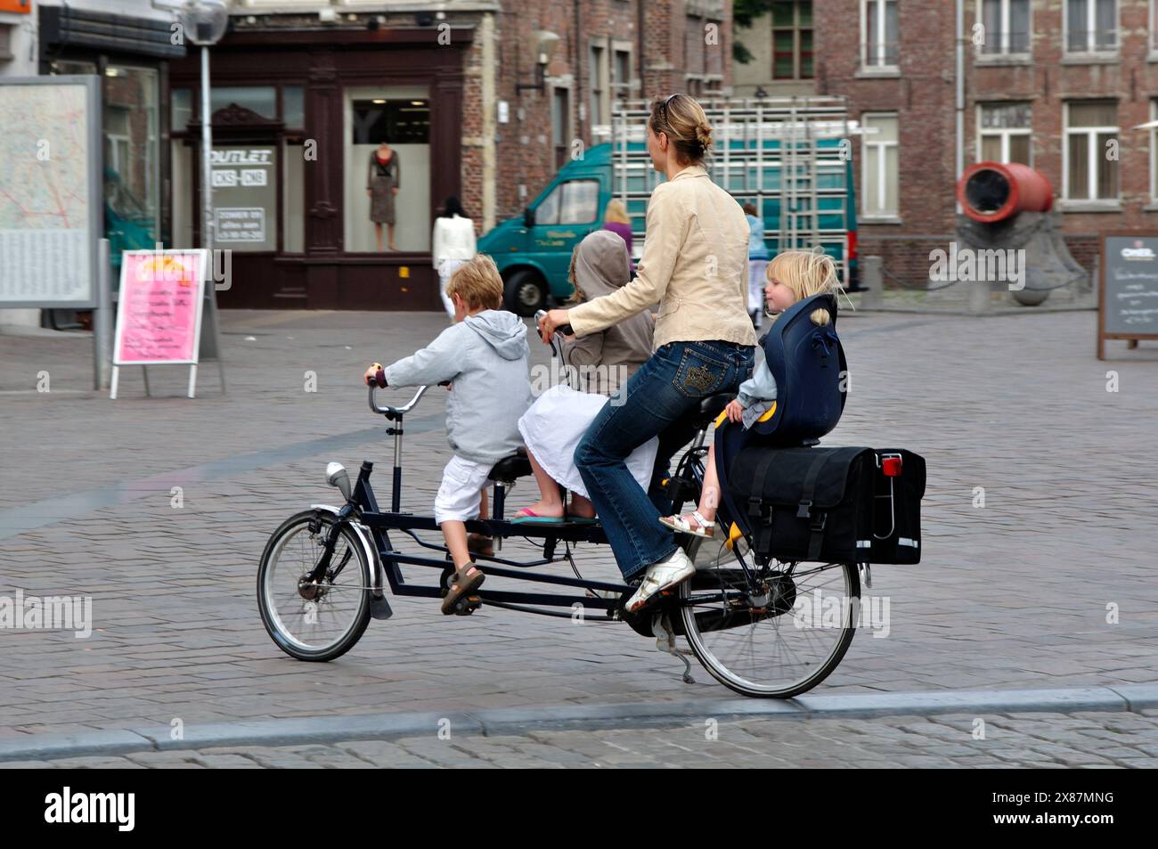 Belgique, Flandre, Gand, mère et enfants à vélo Banque D'Images
